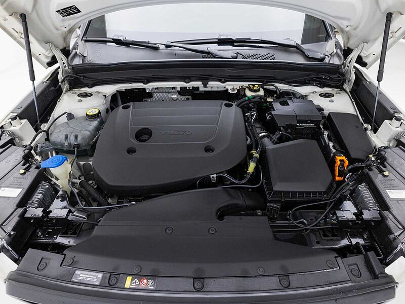 Volvo R-Design, B4 AWD Momentum